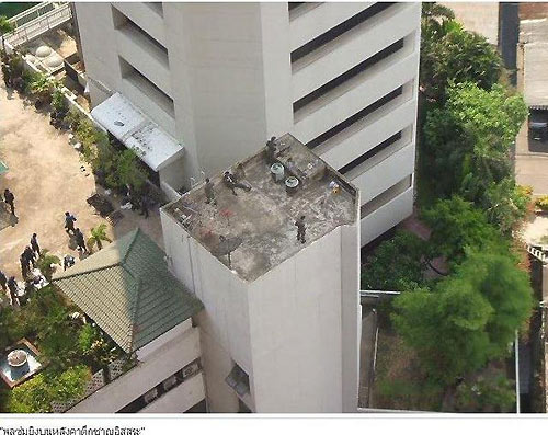 ภาพทหารซุ่มยิงบนราง BTS 