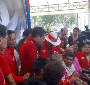 ข่าวเสื้อแดงล่าสุด เสื้อแดง โกนหัวประท้วงรัฐบาล