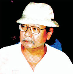 นายเสกสรรค์ ประเสริฐกุล ศิลปินแห่งชาติ ปี 2552 สาขาวรรณศิลป์ ด้านเรื่องสั้น สารคดี นวนิยาย กวีนิพนธ์  