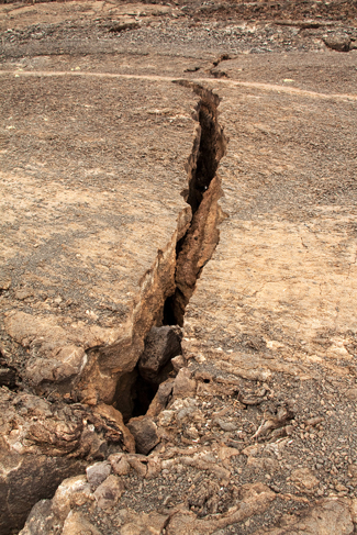 จ.ร้อยเอ็ดแผ่นดินแยกเป็นทางยาวกว่า 15 ม.