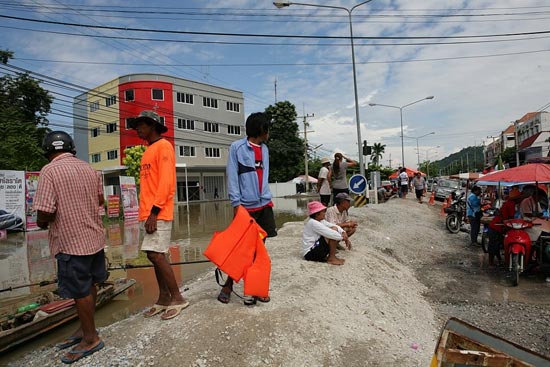 รวมภาพในวันน้ำหลาก เมืองปากน้ำโพ นครสวรรค์