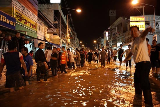 รวมภาพในวันน้ำหลาก เมืองปากน้ำโพ นครสวรรค์