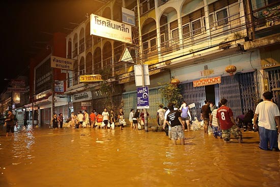 รวมภาพในวันน้ำหลาก เมืองปากน้ำโพ นครสวรรค์