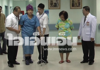 หมอมุก เดินไกล 100 เมตร ยกมือไหว้สื่อชู 2 นิ้ว 