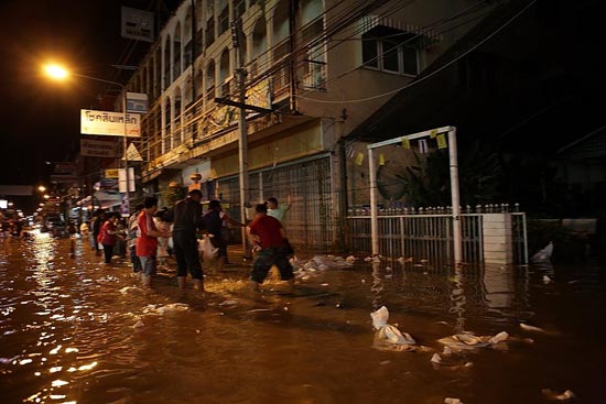 รวมภาพในวันน้ำหลาก เมืองปากน้ำโพ นครสวรรค์