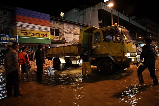 รวมภาพในวันน้ำหลาก เมืองปากน้ำโพ นครสวรรค์