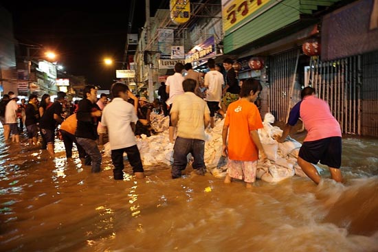 รวมภาพในวันน้ำหลาก เมืองปากน้ำโพ นครสวรรค์