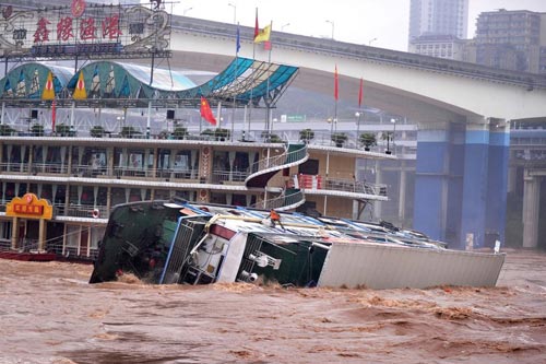 เรือโดยสารล่มหลังชนเรือภัตตาคารในจีน