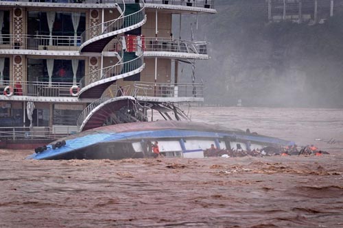 เรือโดยสารล่มหลังชนเรือภัตตาคารในจีน