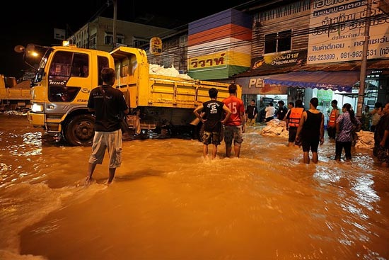 รวมภาพในวันน้ำหลาก เมืองปากน้ำโพ นครสวรรค์