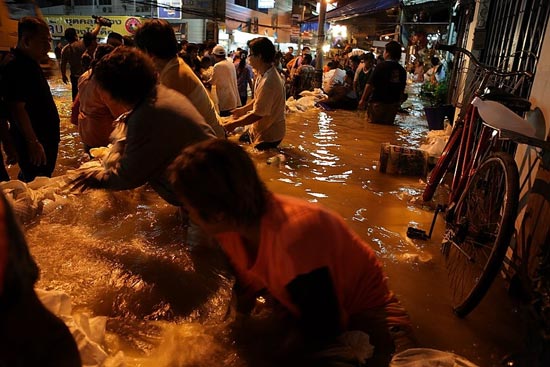 รวมภาพในวันน้ำหลาก เมืองปากน้ำโพ นครสวรรค์