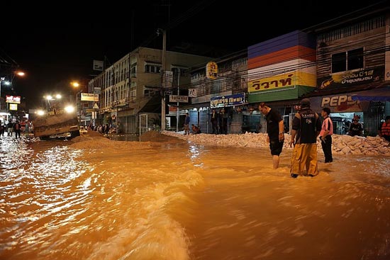 รวมภาพในวันน้ำหลาก เมืองปากน้ำโพ นครสวรรค์