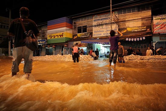 รวมภาพในวันน้ำหลาก เมืองปากน้ำโพ นครสวรรค์