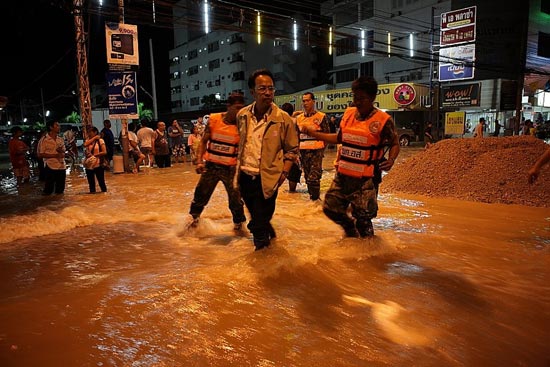 รวมภาพในวันน้ำหลาก เมืองปากน้ำโพ นครสวรรค์
