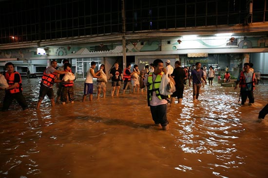รวมภาพในวันน้ำหลาก เมืองปากน้ำโพ นครสวรรค์