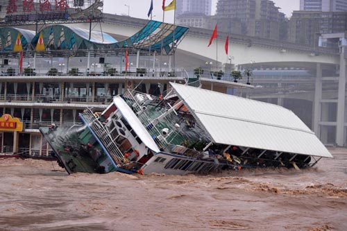 เรือโดยสารล่มหลังชนเรือภัตตาคารในจีน