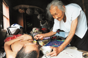 ยอดคุณแม่! หญิงชราวัย 97 เฝ้าดูแลลูกชายป่วยนับ 20 ปี