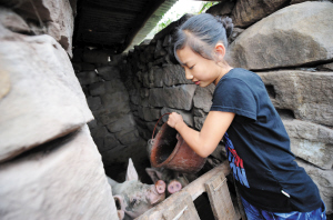 เผยชีวิตสาวน้อยจีนหัวใจแกร่ง ใฝ่เรียนแม้ฐานะยากจน