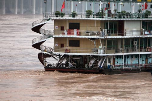 เรือโดยสารล่มหลังชนเรือภัตตาคารในจีน