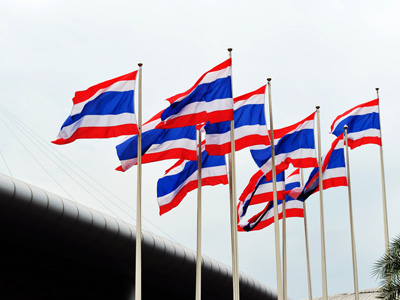 โพลชี้ คน กทม.เชื่อสีเสื้อ-ชิงอำนาจ ทำแตกแยก