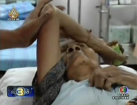 ยายวัย 79 นอนป่วยแช่น้ำท่วมทั้งคืน