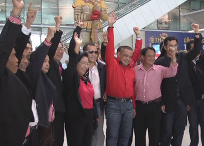 ส.ส. เพื่อไทย – แกนเสื้อแดง บินเตะบอลกัมพูชาแล้ว 