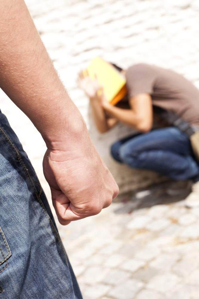 หวิดดับ! หนุ่มถูกแก๊งขโมยรถ ใช้สาวล่อก่อนรุมยำ