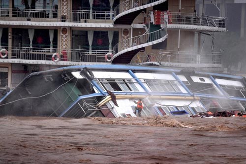 เรือโดยสารล่มหลังชนเรือภัตตาคารในจีน