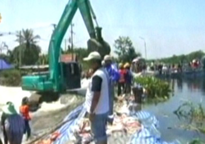 ระทึก! พนังดินกั้นน้ำคลองสี่แตกหนีวุ่น