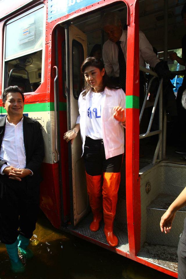 ยิ่งลักษณ์ ขึ้นรถเมล์ แจกถุงยังชีพ