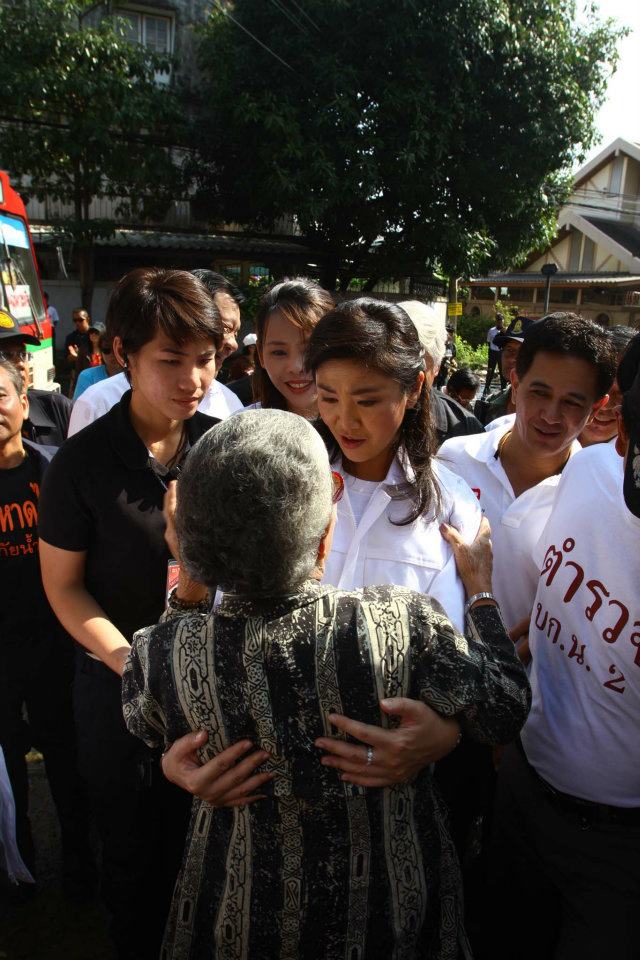 ยิ่งลักษณ์ ขึ้นรถเมล์ แจกถุงยังชีพ