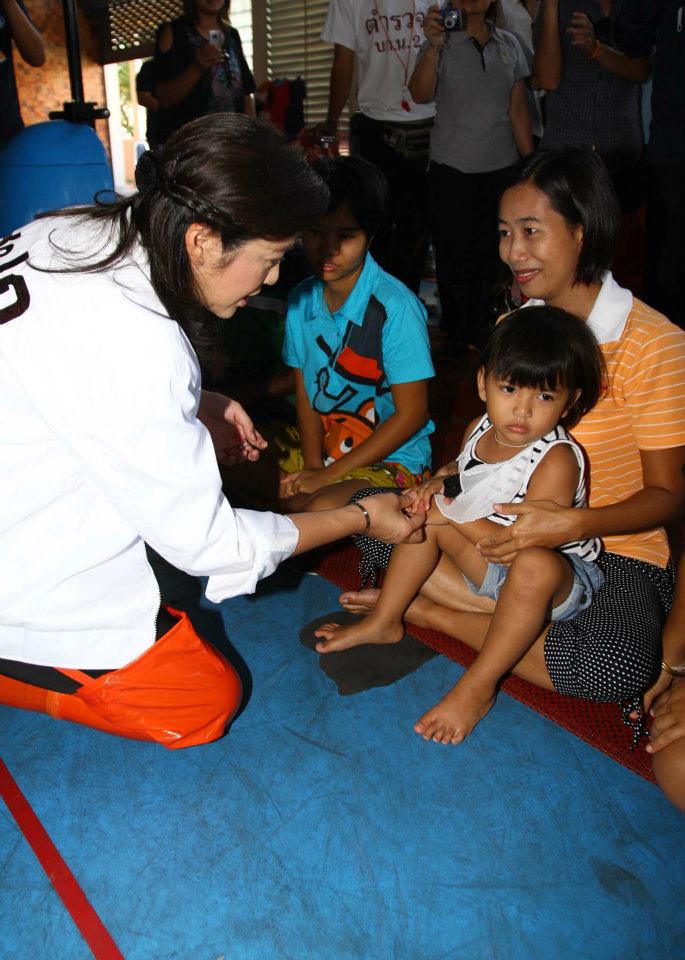 ยิ่งลักษณ์ ขึ้นรถเมล์ แจกถุงยังชีพ