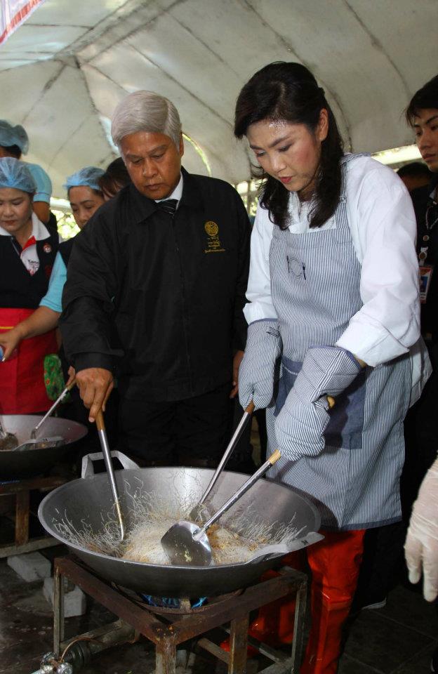 ยิ่งลักษณ์ ขึ้นรถเมล์ แจกถุงยังชีพ