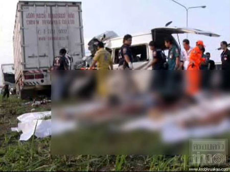 รถตู้ชน 18 ล้อ