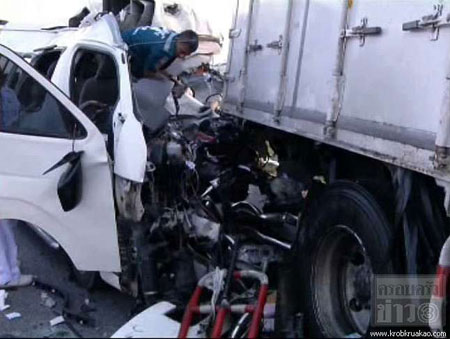 รถตู้ชน 18 ล้อ