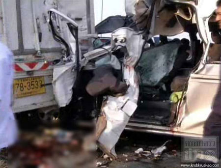 รถตู้ชน 18 ล้อ