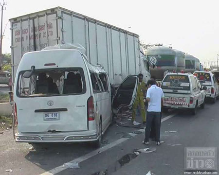 รถตู้ชน 18 ล้อ