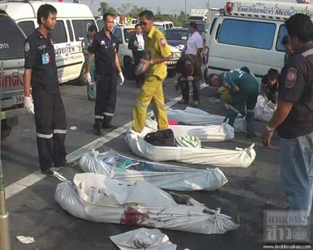 รถตู้ชน 18 ล้อ