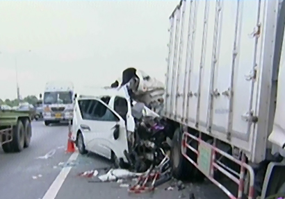 รถตู้ชน 18 ล้อ