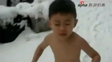 อึ้ง! พ่อจีนบังคับลูก 4 ขวบให้เดินแก้ผ้ากลางหิมะหนาวจัด