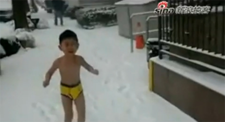 อึ้ง! พ่อจีนบังคับลูก 4 ขวบให้เดินแก้ผ้ากลางหิมะหนาวจัด