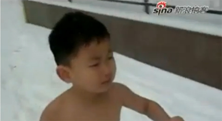 อึ้ง! พ่อจีนบังคับลูก 4 ขวบให้เดินแก้ผ้ากลางหิมะหนาวจัด