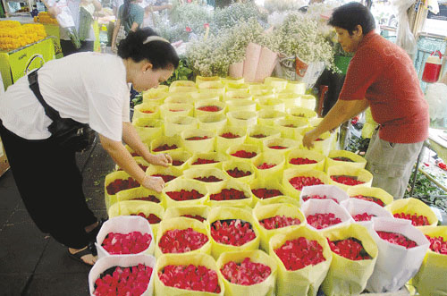 กุหลาบขายดี! ราคาพุ่งเท่าตัว แห่จองช่อละ 300-4,000 บาท