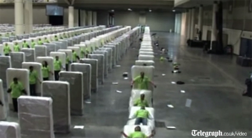 สถิติมนุษย์โดมิโนที่ยาวที่สุดในโลก