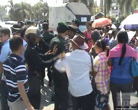 คนอยุธยาปิดถนนร้องคูปอง 2 พัน ใช้ไม่ได้