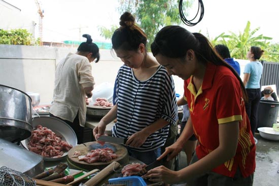 ทีวีบูรพา สื่อสร้างสรรค์สังคม ช่วยเหลือน้ำท่วม 