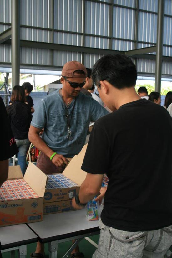 ทีวีบูรพา สื่อสร้างสรรค์สังคม ช่วยเหลือน้ำท่วม 