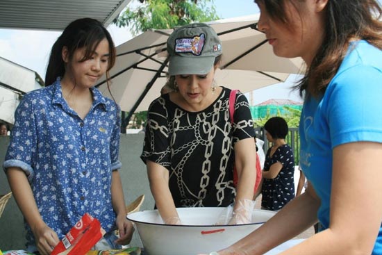 ทีวีบูรพา สื่อสร้างสรรค์สังคม ช่วยเหลือน้ำท่วม 