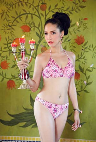 พลอย เฌอมาลย์ ชุดว่ายน้ำ