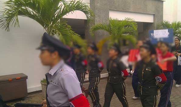 นักเรียนเชียงใหม่ แต่งตัวฮิตเลอร์